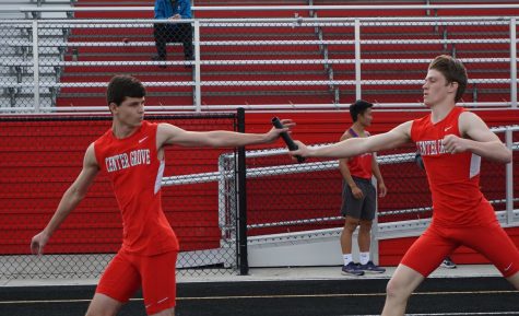 Harrison Roberts ‘21 and Trent Veith ‘21 make the first handoff in the 4X400 meter relay. 