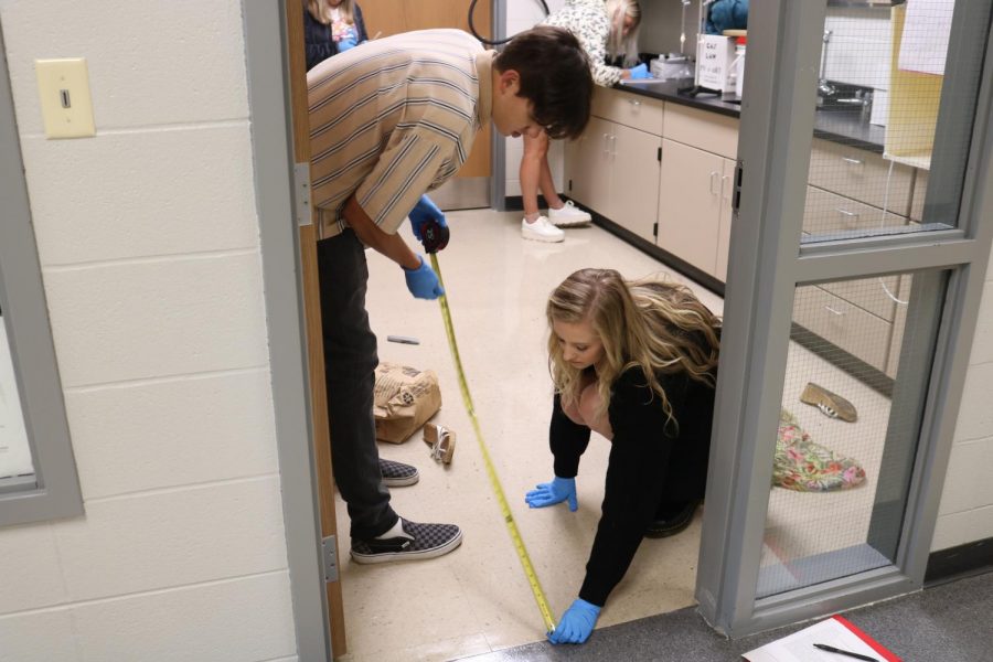 Forensics class processes mock crime scenes to end first unit