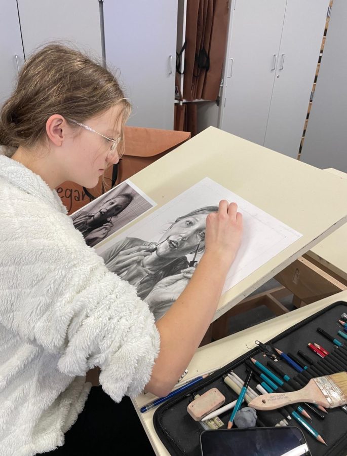 Sophomore+Regan+Dugan+sketches+a+graphite+art+piece+during+her+Drawing+1+class.