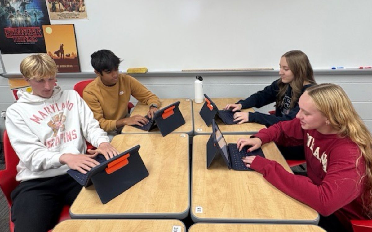 Juniors Austin Crow, Aryan Kapoor, Rayah Rugenstein and Megan Graff collaborate on a writing assignment in AP US History to prepare for a group test
