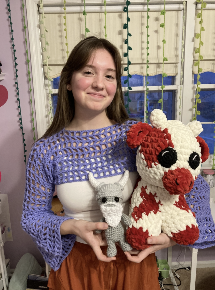 Gina Hendel presents her plushies 