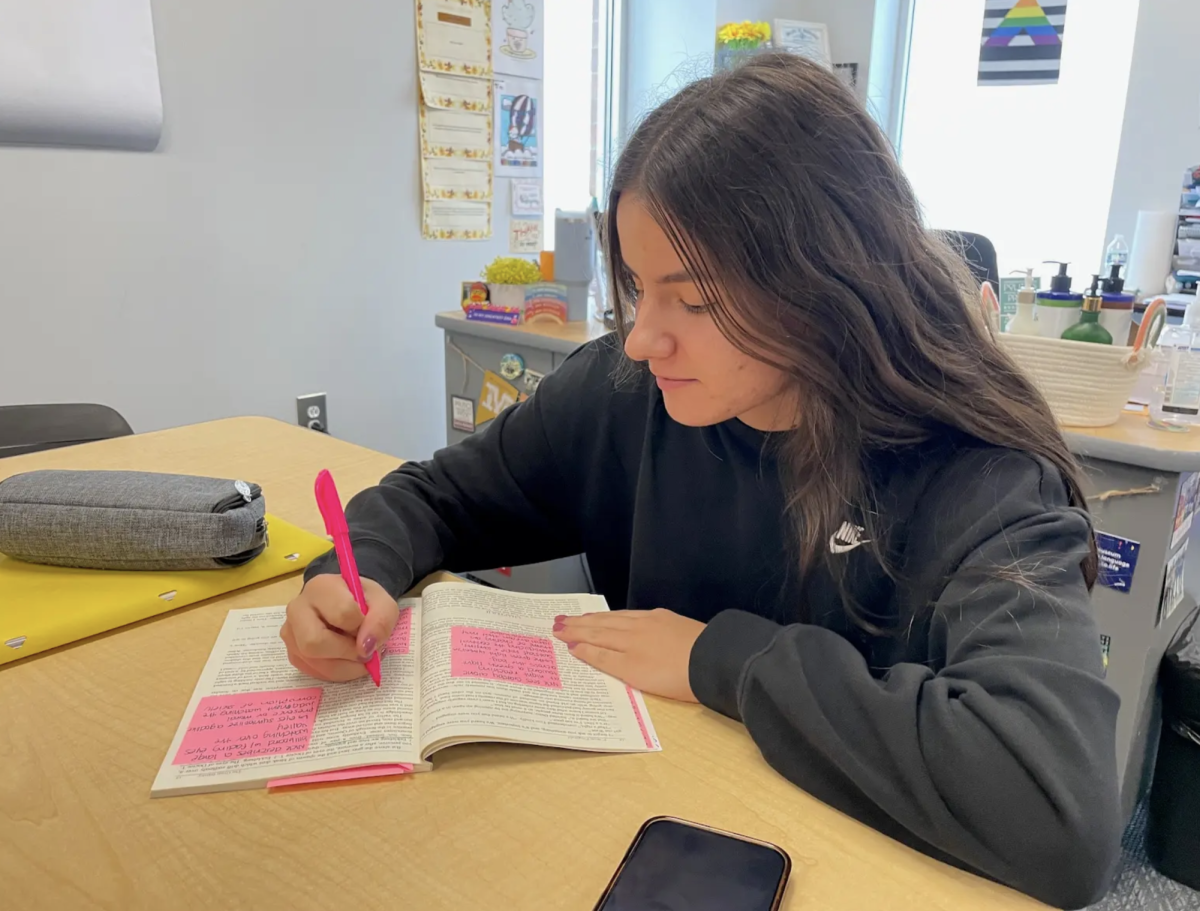 Junior Jaelynn Serrano ‘27 highlights and annotates in “The Great Gatsby.” Students in Mrs. Keeton’s Lit 100 class read the story and took notes in various ways. “I like to use highlighters and post-it notes so I can better understand and participate in class discussions,” Serrano said. “It also helps me study for future tests.”