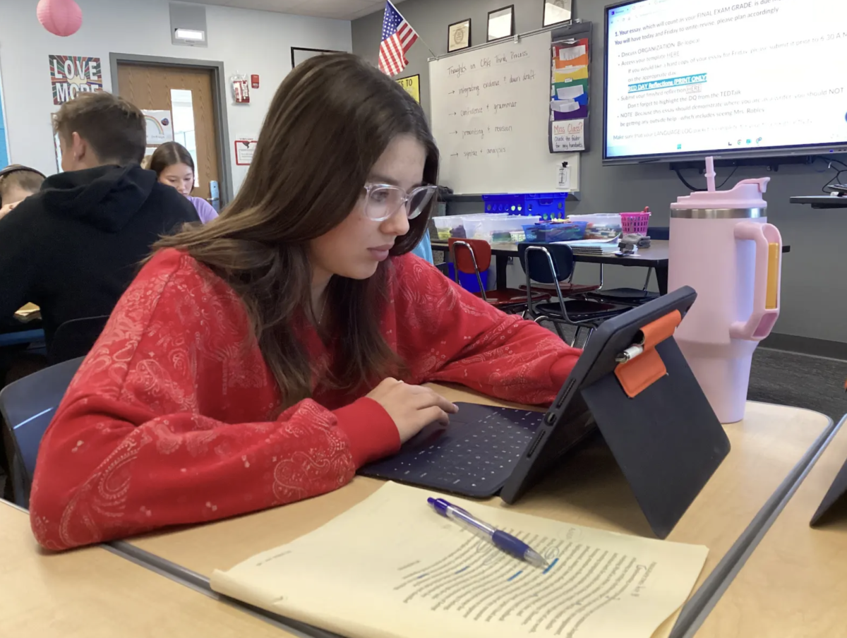 Creating a first draft, junior Lilly Smiley writes an essay in Katie DeArmitt’s second period English class. The purpose of the essay is for students to reflect on how their writing has improved throughout the semester. “I’m writing about my improvements as a writer over the semester,” Smiley said. “It allows me to look back at past essays, or just pieces of writing I've done, compared to what Mrs. DeArmitt has worked with us on.”